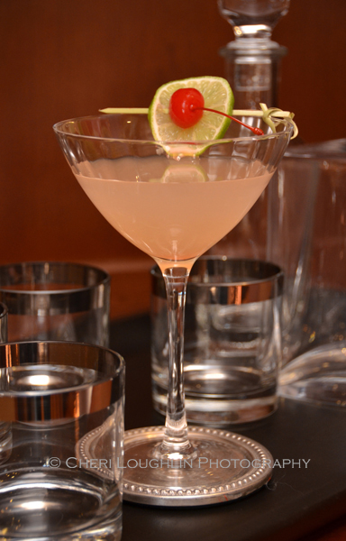 En Vogue En Vogue is a light, summery, classically styled cocktail. Sure to be a crowd pleaser. - photo and cocktail recipe by Mixologist Cheri Loughlin