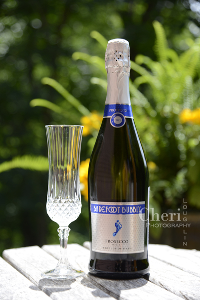 Prosecco is best served chilled. Barefoot Bubbly® Prosecco offers vibrant aromas and flavors of pear, apple and peach with zesty lemon finish.  Barefoot Wine & Bubbly tasting notes. Varietal: Glera grapes grown in the Prosecco region in Northeast Italy. Alcohol Level: 11% Suggested Retail: $10